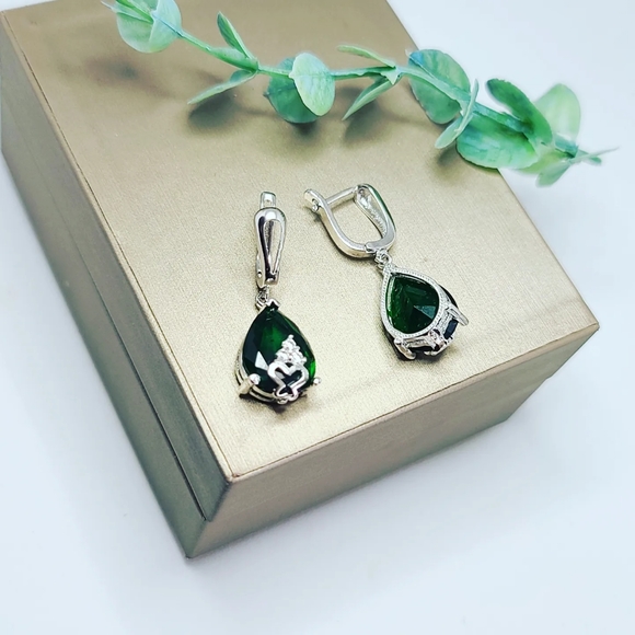 Dark Green Rhinestone earring - Picture 2 of 4